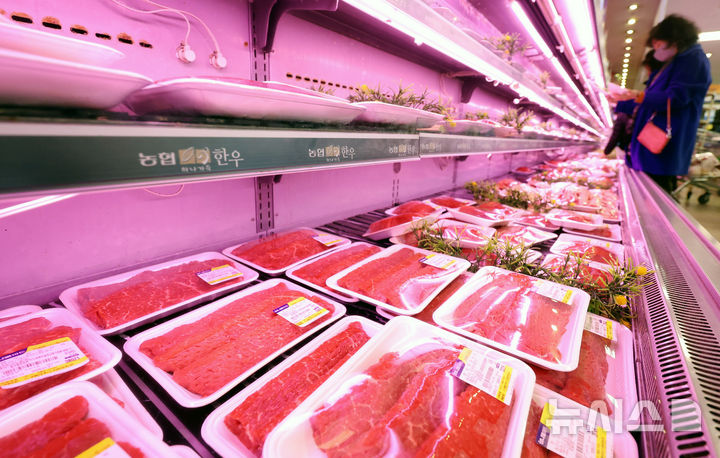 [서울=뉴시스] 추상철 기자 = 서울 서초구 하나로마트 양재점에서 시민들이 한우를 고르고 있다. 2025.01.17. scchoo@newsis.com