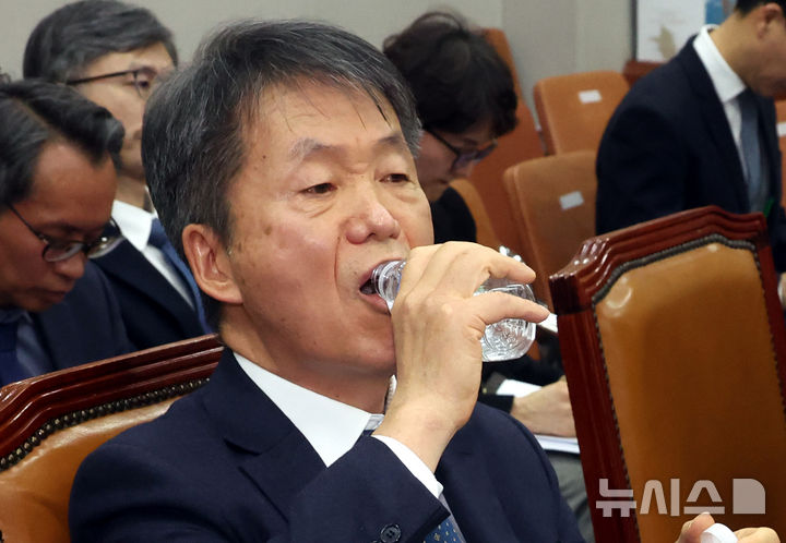 [서울=뉴시스] 조성봉 기자= 김용원 국가인권위원회 상임위원이 지난달 17일 오후 서울 여의도 국회에서 열린 운영위원회 전체회의에 출석해 물을 마시고 있다. 2025.01.17. suncho21@newsis.com