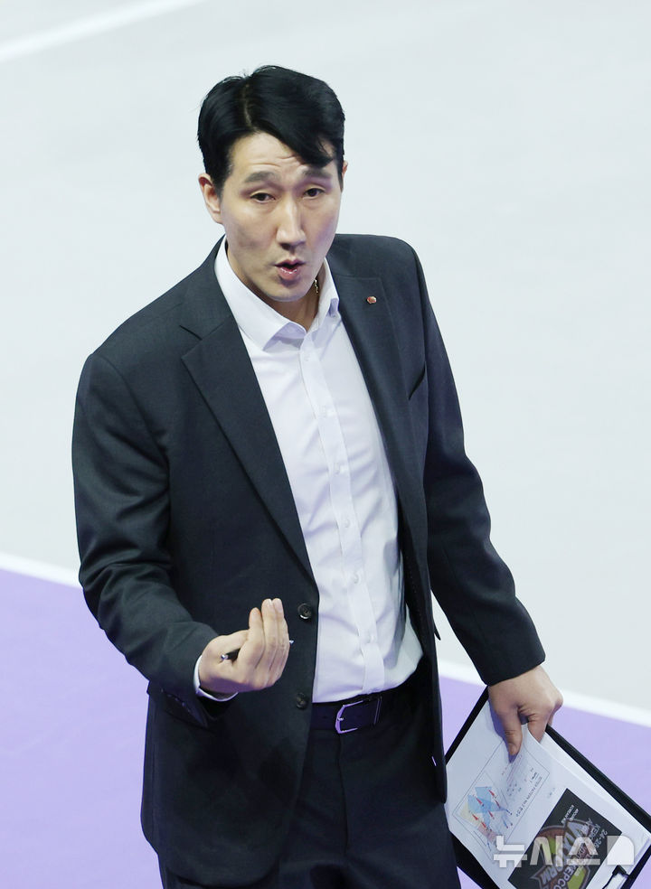 [인천=뉴시스] 김진아 기자 = 17일 인천 계양체육관에서 열린 2024-2025 V-리그 남자부 대한항공과 한국전력의 경기, 한국전력 권영민 감독이 작전을 지시하고 있다. 2025.01.17. bluesoda@newsis.com