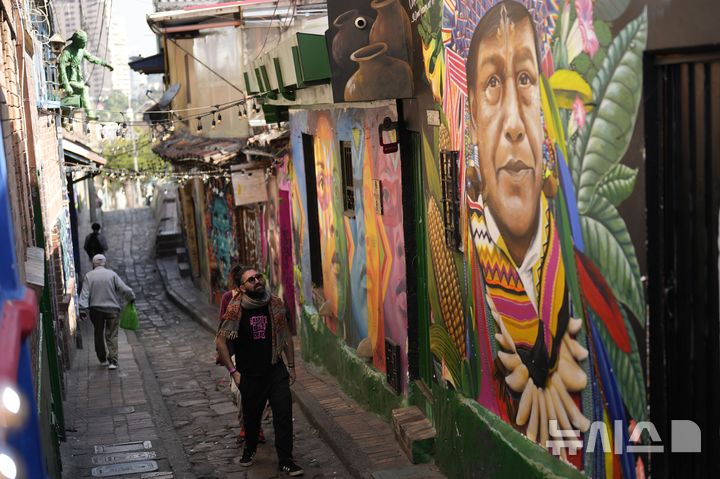 [AP/뉴시스] 콜롬비아의 수도 보고타의 시내 칸델라리아 골목을 보행자들이 1월 17일 보행자들이 걷고 있다. 이 곳 산베르나르도 구에서는 설치된 폭발물이 터져 8명의 사상자가 발생했다고 보고타 시장이 19일(현지시간) 발표했다. 025. 02. 20.&nbsp; 