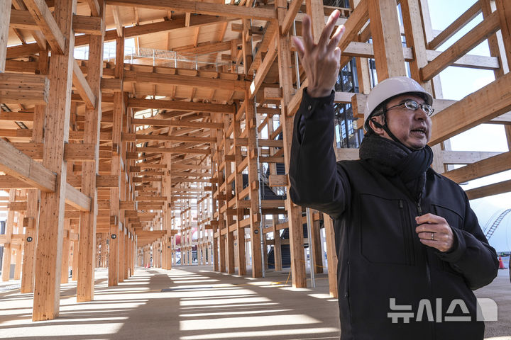 [오사카=AP/뉴시스] 사진은 지난 1월17일 일본 오사카 유메시마섬에서 열린 2025 오사카·간사이 엑스포 미디어 투어에서 '그랜드 링' 아래에서 취재진과 이야기하는 디자인 프로듀서. 2025.04.11.