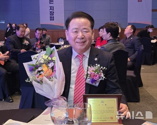 [창원=뉴시스]이재두(창원6) 경남도의원이 지역 장애인 권익 향상에 기여한 공로로 한국지체장애인협회중앙회 감사패를 받은 후 기념촬영하고 있다.(사진=이재두 도의원 제공)2025.01.18.photo@newsis.com