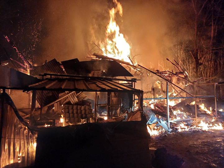 [논산=뉴시스] 18일 새벽 오전 2시59분께 충남 논산시 연무읍 마전리의 한 단독주택에서 불이 나 화염이 치솟고 있다. (사진=논산소방서 제공) 2025.01.18. photo@newsis.com *재판매 및 DB 금지