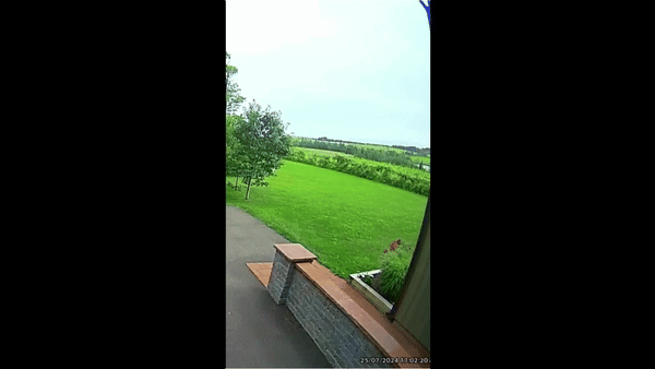 [서울=뉴시스] 캐나다 프린스 에드워드섬의 한 주택 앞에 운석이 떨어지는 장면.(사진=엑스 옛 트위터 갈무리) *재판매 및 DB 금지 *재판매 및 DB 금지