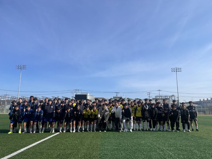 [서울=뉴시스] 경남 함안에서 훈련 중인 여자 축구 선수을 만난 유승민 대한체육회장 당선인. (사진 = 유승민 당선인 측 제공) *재판매 및 DB 금지