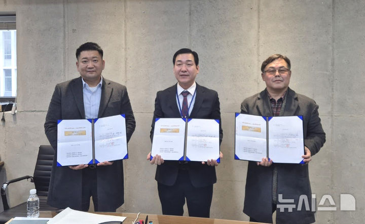 [나주=뉴시스] 16일 대우조선해양건설 사옥에서 (왼쪽부터) 강정훈 남부건설 대표, 김성옥 대우조선해양건설 상무, 박종구 해유건설 부사장이 공동도급 업무협약을 체결하고 있다. (사진=남부건설 제공) 2025.01.18. photo@newsis.com