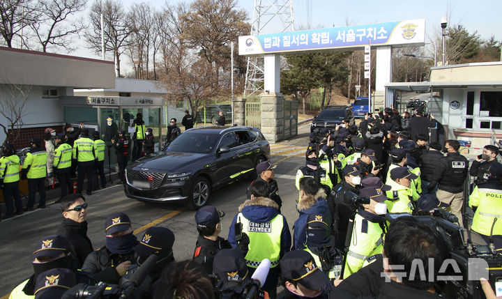 [의왕=뉴시스] 김금보 기자 = 윤석열 대통령이 탑승한 차량 행렬이 18일 경기도 의왕시 서울구치소에서 나와 구속 전 피의자심문이 열리는 서울서부지법으로 향하고 있다. 2025.01.18. kgb@newsis.com