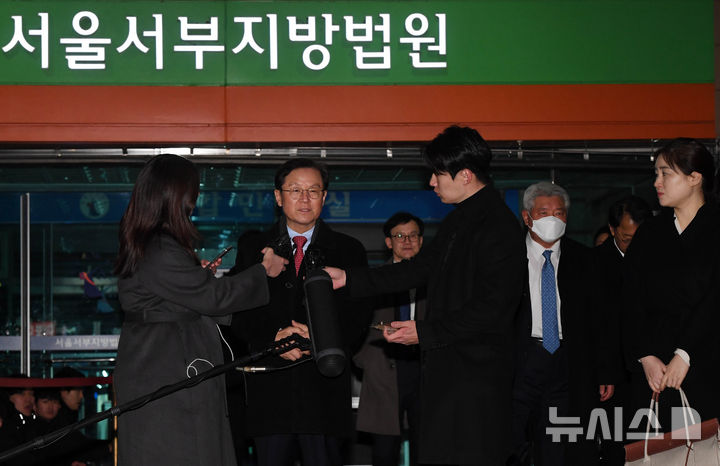 [서울=뉴시스] 김근수 기자 = 내란 수괴와 직권남용 등의 혐의를 받는 윤석열 대통령의 구속 전 피의자 심문(영장실질심사)가 종료된 18일 서울 마포구 서울서부지방법원에서 윤갑근 변호사와 윤 대통령 측 변호인단 이 법원을 나서고 있다. (공동취재) 2025.01.18. photo@newsis.com