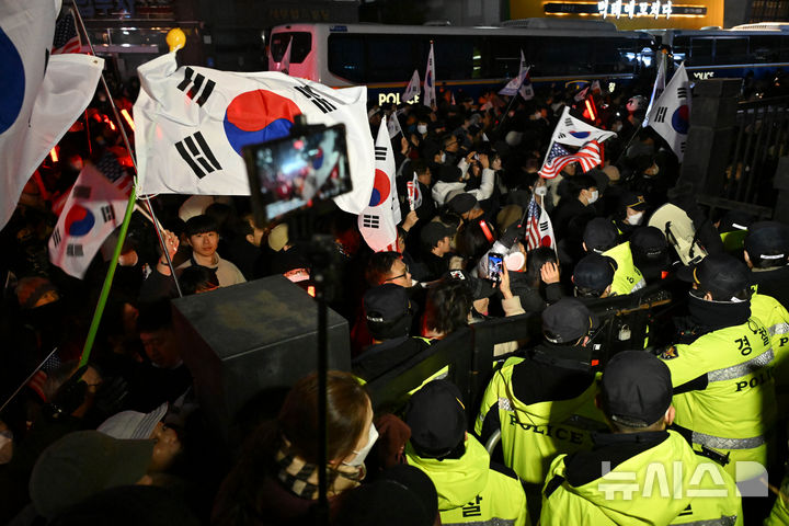 [서울=뉴시스] 김근수 기자 = 내란 수괴와 직권남용 등의 혐의를 받는 윤석열 대통령의 구속 전 피의자 심문(영장실질심사)이 진행중인 가운데 18일 서울 마포구 서울서부지방법원에서 윤 대통령 지지자들이 집회를 이어가고 있다. (공동취재) 2025.01.18. photo@newsis.com