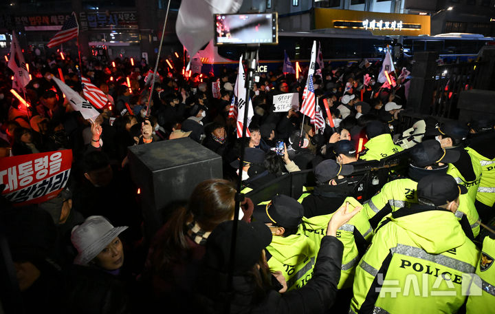 [서울=뉴시스] 김근수 기자 = 내란 수괴와 직권남용 등의 혐의를 받는 윤석열 대통령의 구속 전 피의자 심문(영장실질심사)이 진행중인 가운데 18일 서울 마포구 서울서부지방법원에서 윤 대통령 지지자들이 집회를 이어가고 있다. (공동취재) 2025.01.18. photo@newsis.com