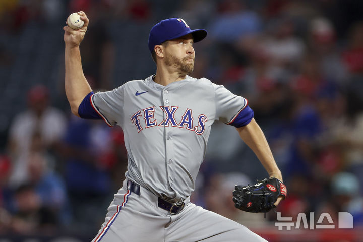 [애너하임=AP/뉴시스]텍사스 레인저스 제이콥 디그롬이 2024년 9월 28일(한국시간) LA 에인절스와 경기에서 투구하고 있다. 2025.01.19.