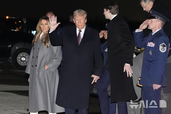 [워싱턴= AP/뉴시스] 도널드 트럼프 대통령 당선인이 부인 멜라니아. 막내아들 배런과 함께 18일 저녁(현지시간)특별기 편으로 버지니아주 덜레스 국제공항에 도착해 비행기에서 내리고 있다. 2019. 01.19. 