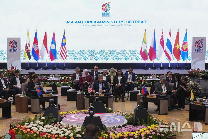 [랑카위=AP/뉴시스]모하마드 하산(사진 가운데) 말레이시아 외무장관이 19일 말레이시아 랑카위 섬에서 열린 아세안 외무장관 회의에서 연설을 하고 있다.2025.01.20.