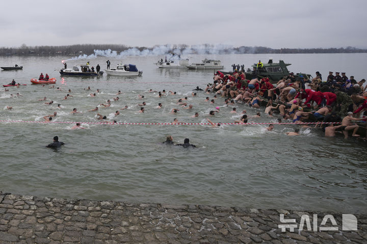 [베오그라드=AP/뉴시스] 19일(현지 시간) 세르비아 베오그라드에서 주현절 기념행사가 열려 정교회 신자들이 십자가를 찾기 위해 다뉴브강에 뛰어 들고 있다. 이날 동방 정교회 사제가 물에 던진 나무 십자가를 찾아오는 사람뿐 아니라 이를 찾기 위해 물에 뛰어든 사람 모두가 일 년 내내 건강하게 지낼 수 있다고 믿는다. 2025.01.20.