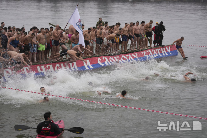 [베오그라드=AP/뉴시스] 19일(현지 시간) 세르비아 베오그라드에서 주현절 기념행사가 열려 정교회 신자들이 십자가를 찾기 위해 다뉴브강에 뛰어 들고 있다. 이날 동방 정교회 사제가 물에 던진 나무 십자가를 찾아오는 사람뿐 아니라 이를 찾기 위해 물에 뛰어든 사람 모두가 일 년 내내 건강하게 지낼 수 있다고 믿는다. 2025.01.20.