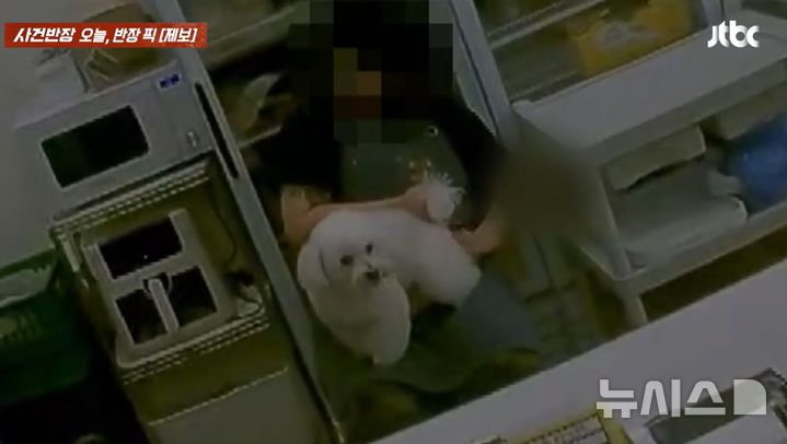 [서울=뉴시스]서울의 한 요거트 아이스크림 전문 매장의 비위생적인 직원 행동이 논란이다.(사진=JTBC 사건반장 캡처)