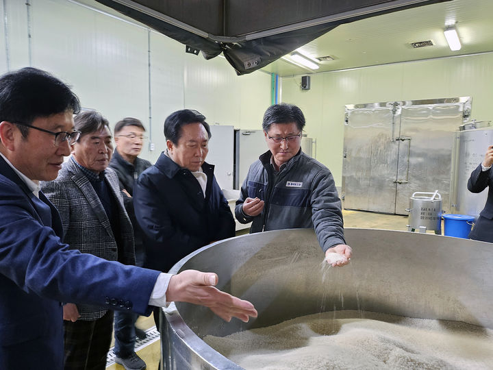 [안동=뉴시스] 경북바이오일반산업단지 기업인 간담회에서 참석자들이 입주기업을 둘러보고 있다. 2025.01.19. (사진=안동시 제공) photo@newsis.com *재판매 및 DB 금지