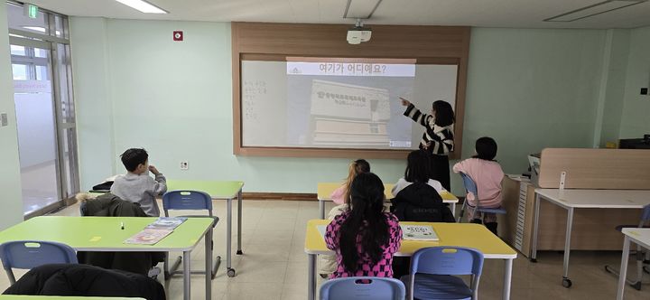 충북국제교육원 다문화교육지원센터 교사가 이주배경 학생을 대상으로 한국어 디딤돌 교육을 하고 있다. *재판매 및 DB 금지