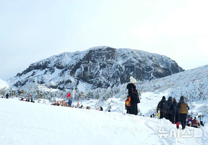 [제주=뉴시스] 임재영 기자 = 18일 오전 한라산 백록담 분화구에 상고대가 피었다. 거대한 분화구 암벽에 상고대가 생기면서 다른 산에서 보기 힘든 독특한 경관을 연출했다. 풍화와 침식작용으로 생긴 화구벽 굴곡 지형에 서리나 물방울이 얼어붙으면서 상고대가 만들어졌다. 2025.01.19. ijy788@newsis.com