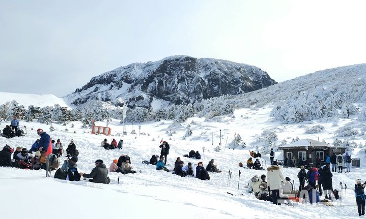 [제주=뉴시스] 임재영 기자 = 18일 오전 한라산 백록담 분화구에 상고대가 피었다. 거대한 분화구 암벽에 상고대가 생기면서 다른 산에서 보기 힘든 독특한 경관을 연출했다. 풍화와 침식작용으로 생긴 화구벽 굴곡 지형에 서리나 물방울이 얼어붙으면서 상고대가 만들어졌다. 2025.01.19. ijy788@newsis.com