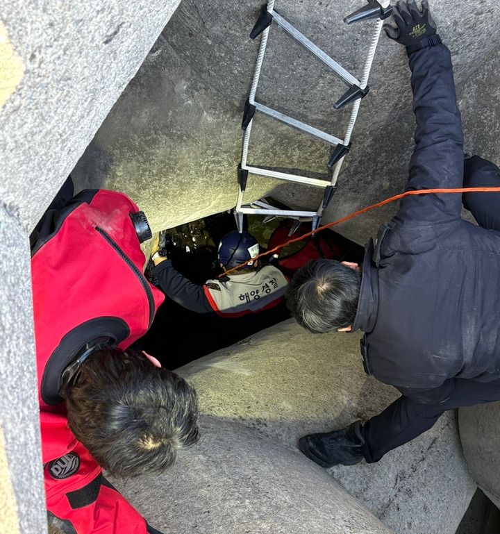 [울산=뉴시스] 박수지 기자 = 19일 오전 울산시 동구 방어진항 남방파제에서 40대 남성 A씨가 테트라포드 아래로 추락해 해경이 구조작업 중이다. (사진=울산해경 제공) 2025.01.19. photo@newsis.com *재판매 및 DB 금지