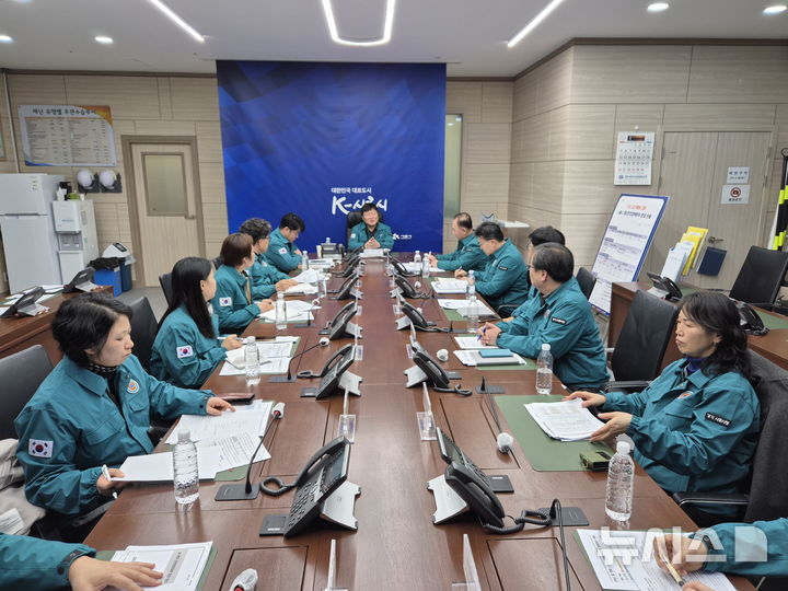 [시흥=뉴시스] 시흥시가 최근 설 연휴 안전점검 회의를 열고, 시민 안전에 최선을 다하기로 했다. (사진=시흥시 제공). 2025.01.19.photo@newsis.com
