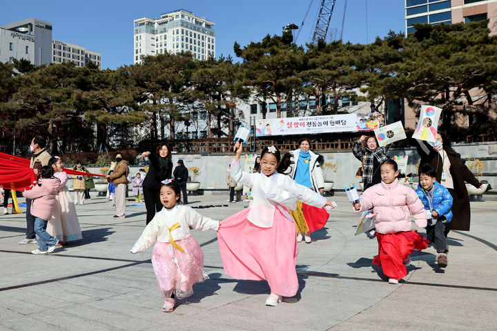 [대구=뉴시스] 대구시 중구는 설 명절을 맞아 국채보상운동기념공원에서 다문화가정을 대상으로 전통문화 체험행사 '새해 소망 가득 전통놀이 한마당'을 개최했다. (사진=대구시 중구 제공) 2025.01.19. photo@newsis.com *재판매 및 DB 금지