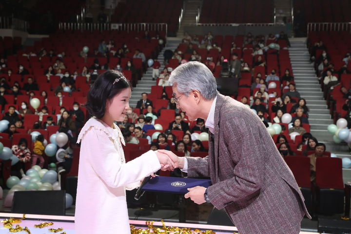 [창원=뉴시스]18일 입상자에게 박종훈(오른쪽) 경남교육감이 '경상남도교육감상'을 시상하고 있는 모습.(사진=경남교육청 제공) 2025.01.19.photo@newsis.com *재판매 및 DB 금지