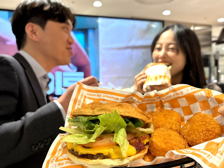 [대구=뉴시스] 롯데백화점 대구점은 식품관에 미국식 수제버거 '버거스올마이티'가 새롭게 오픈했다. (사진 = 롯데백화점 제공) 2025.01.19. photo@newsis.com *재판매 및 DB 금지