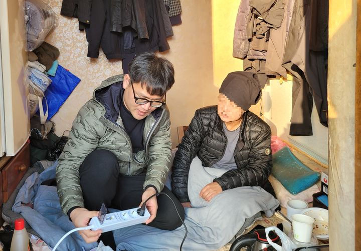 [대구=뉴시스] 누전 차단 멀티탭 설치해 주는 서구 관계자. (사진=대구시 서구 제공) 2025.01.19. photo@newsis.com *재판매 및 DB 금지