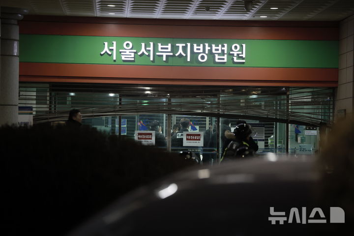 [서울=뉴시스] 정병혁 기자 = 윤석열 대통령의 구속영장이 발부된 지난 1월19일 서울 마포구 서울서부지방법원의 철문과 유리창이 파손되어 있다. 2025.01.19 jhope@newsis.com