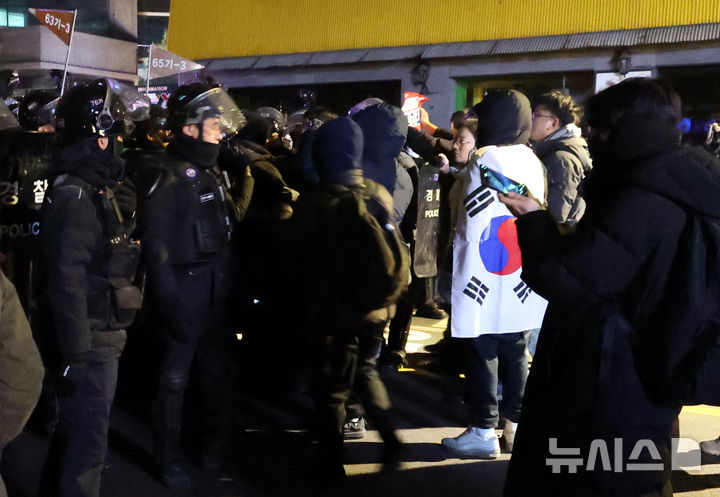 [서울=뉴시스] 조성봉 기자 = 윤석열 대통령의 구속영장이 발부된 19일 서울 마포구 서울서부지방법원에서 경찰과 윤 대통령 지지자들이 대치하고 있다. 2025.01.19 suncho21newsis.com