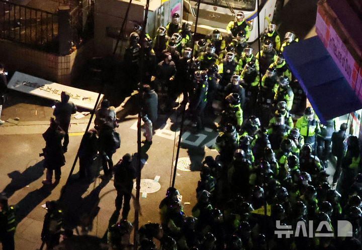 [서울=뉴시스] 조성봉 기자 = 윤석열 대통령의 구속영장이 발부된 19일 서울 마포구 서울서부지방법원에서 경찰과 윤 대통령 지지자들이 대치하고 있다. 2025.01.19 suncho21newsis.com