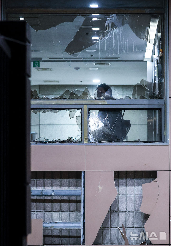 [서울=뉴시스] 정병혁 기자 = 윤석열 대통령의 구속영장이 발부된 19일 서울 마포구 서울서부지방법원의 유리창이 윤 대통령 지지자들에 의해 파손되어 있다. 2025.01.19 jhope@newsis.com