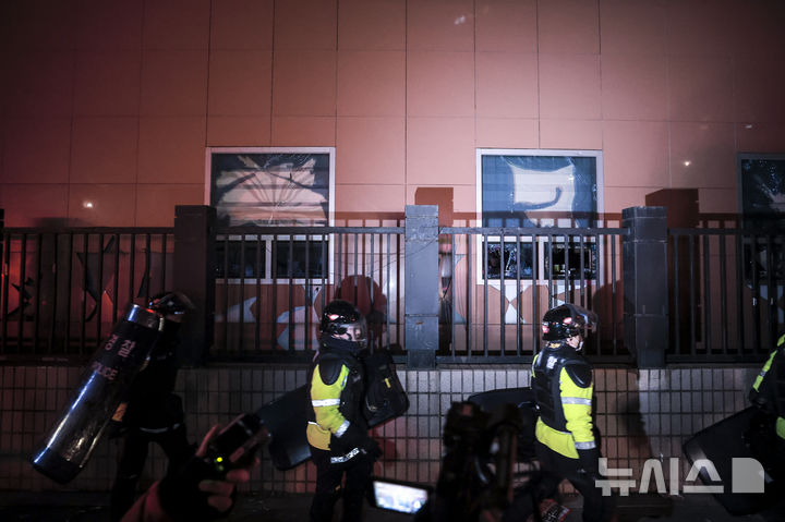 [서울=뉴시스] 정병혁 기자 = 윤석열 대통령의 구속영장이 발부된 지난 1월19일 서울 마포구 서울서부지방법원의 유리창이 윤 대통령 지지자들에 의해 파손되어 있다. 2025.01.19 jhope@newsis.com