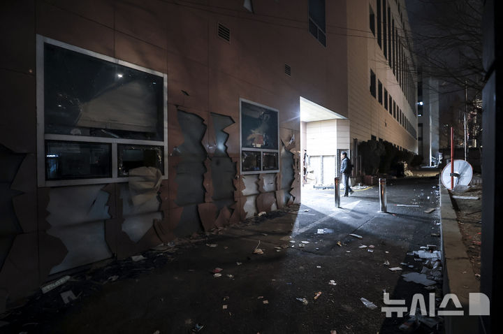 [서울=뉴시스] 정병혁 기자 = 윤석열 대통령의 구속영장이 발부된 19일 서울 마포구 서울서부지방법원의 유리창이 윤 대통령 지지자들에 의해 파손되어 있다. 2025.01.19 jhope@newsis.com