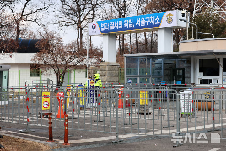 [의왕=뉴시스] 이영환 기자 = 윤석열 대통령이 헌정사 첫 현직 대통령 신분으로 구속된 19일 오전 경기 의왕시 서울구치소 정문 앞에 펜스가 설치되어 있다.19일 서울서부지방법원 차은경 부장판사는 내란 우두머리 및 직권남용권리행사방해 혐의를 받는 윤 대통령에 대해 구속영장을 발부했다.차 부장판사는 영장 발부 사유로 "피의자가 증거를 인멸할 우려가 있음"이라고 밝혔다. 2025.01.19. 20hwan@newsis.com