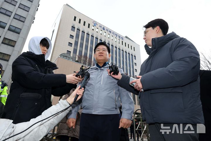 [서울=뉴시스] 황준선 기자 = 이호영 경찰청장 직무대행이 19일 새벽 폭력 사태가 벌어진 서울 서부지방법원에서 취재진 질문에 답변하고 있다. 2025.01.19. hwang@newsis.com