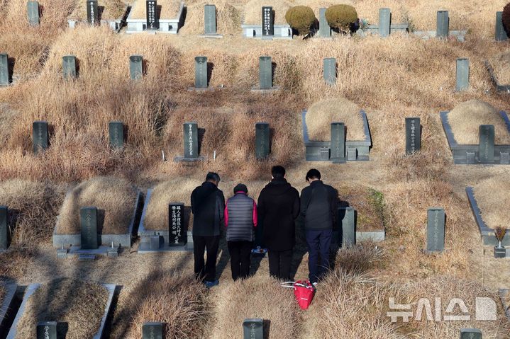 [부산=뉴시스] 하경민 기자 = 설 연휴를 1주일 가량 앞둔 19일 부산 금정구 영락공원을 찾은 한 가족이 조상묘에 성묘하고 있다. 2025.01.19. yulnetphoto@newsis.com