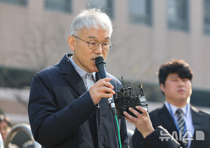 [서울=뉴시스] 황준선 기자 = 천대엽 법원행정처장이 19일 윤석열 대통령 지지자들이 난입한 서울 마포구 서울서부지방법원을 방문해 점검을 마친 뒤 취재진 질문에 답변하고 있다. 2025.01.19. hwang@newsis.com