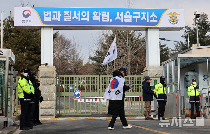 [의왕=뉴시스] 이영환 기자 = 윤석열 대통령이 헌정사 첫 현직 대통령 신분으로 구속된 19일 오후 경기 의왕시 서울구치소 앞. 2025.01.19. 20hwan@newsis.com