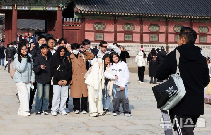 [서울=뉴시스] 배훈식 기자 = 서울 낮 최고기온 8도 등 전국이 평년보다 포근한 날씨를 보인 19일 오후 서울 종로구 경복궁을 찾은 외국인 관광객들이 기념사진을 찍고 있다. 2025.01.19. dahora83@newsis.com