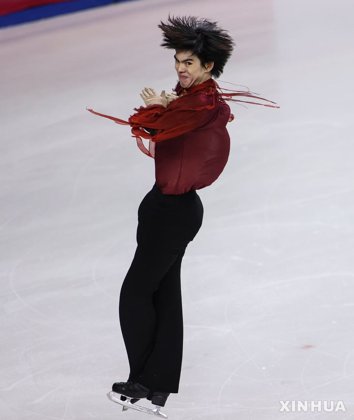 [토리노=신화/뉴시스] 신화통신이 19일(현지 시간) 제공한 사진에 차준환(오른쪽)이 지난 18일 이탈리아 토리노의 팔라벨레 빙상장에서 열린 2025 토리노 동계 국제대학스포츠연맹(FISU) 유니버시아드 남자 싱글 프리스케이팅 연기를 펼치고 있다. 차준환은 싱글 프리스케이팅에서 기술점수(TES) 97.12점, 예술점수(PCS) 85.42점을 합쳐 총점 182.54점을 받아 쇼트프로그램 82.40점과 합계 최종 점수 264.94점으로 3위에 올랐다. 2025.01.20.