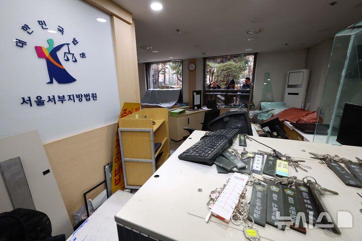 [서울=뉴시스] 황준선 기자 = 지난 1월 19일 오후 서울 마포구 서울서부지방법원에 윤석열 대통령 지지자들의 난입으로 파손된 시설물들과 집기 모습. 2025.01.19. hwang@newsis.com