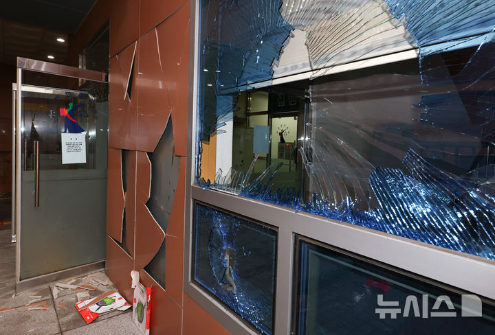 [서울=뉴시스] 황준선 기자 = 지난 1월 19일 윤석열 대통령 지지자들의 폭력 사태가 벌어진 서울 마포구 서울서부지방법원의 외벽과 유리창이 파손돼 있다. 2025.01.19. hwang@newsis.com