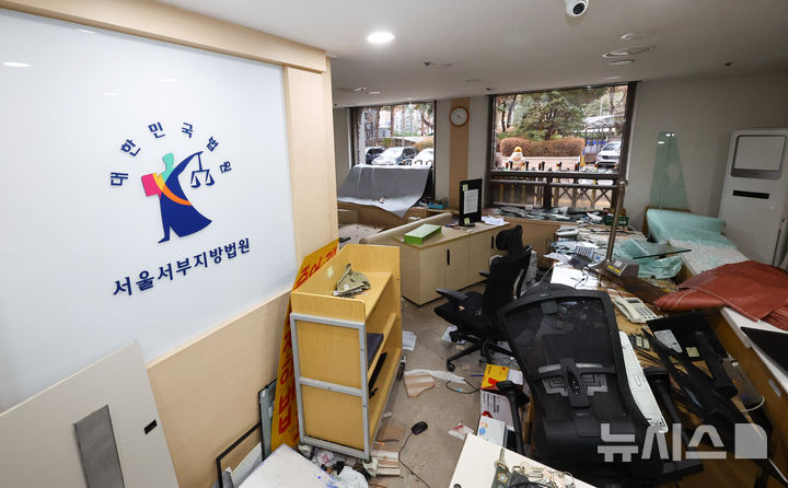 [서울=뉴시스] 황준선 기자 =서울 마포구 서울서부지방법원의 시설들이 윤석열 대통령 지지자들의 난입으로 파손돼 있다. 2025.01.19. hwang@newsis.com