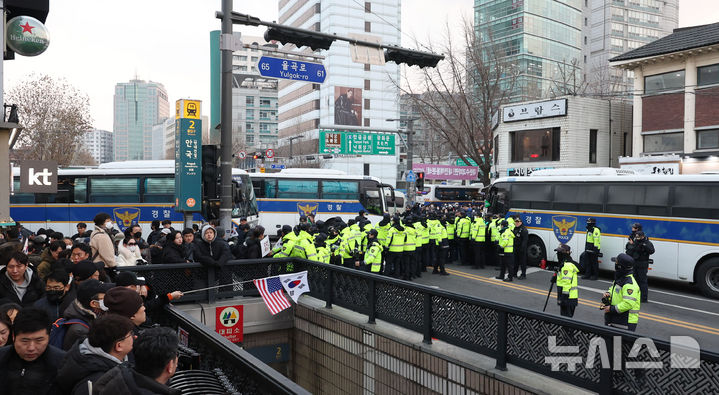 [서울=뉴시스] 김선웅 기자 =  서울 종로구 안국동 사거리에서 경찰이 시위대의 진입을 막기 위해 헌법재판소 앞 도로를 통제하고 있다. 2025.01.19. mangusta@newsis.com