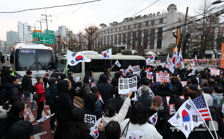 [서울=뉴시스] 김선웅 기자 = 윤석열 대통령에 대한 구속영장이 발부된 지난 19일 서울 종로구 헌법재판소 앞에서 친윤 시위대가 구호를 외치고 있다. 2025.01.19. mangusta@newsis.com