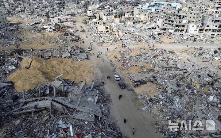 [라파=AP/뉴시스] 이스라엘과 하마스의 휴전이 발효된 19일(현지 시간) 가자지구 라파에서 팔레스타인 주민들이 이스라엘의 공습과 지상 공격으로 파괴된 건물 잔해를 살피고 있다. 2025.01.20.