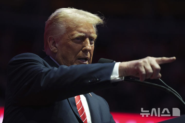 [워싱턴=AP/뉴시스]도널드 트럼프 차기 미국 대통령이 19일(현지 시간) 워싱턴 캐피털 원 아레나에서 취임 전야 연설을 하고 있다. 2025.01.20.